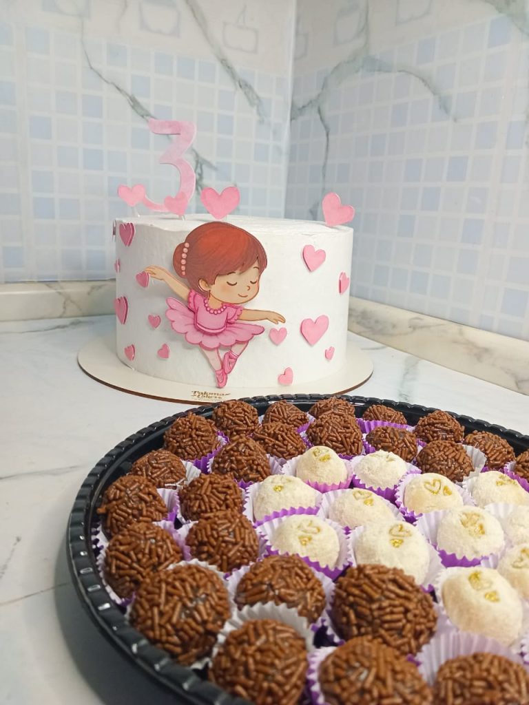 BOLO PARA BATIZADO MAIS 50 BRIGADEIRO 